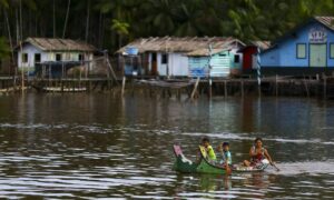 98798298_Moradores-de-comunidades-ribeirinhas-do-arquipelago-de-Marajo-se-aproximam-do-Navio-Auxilia