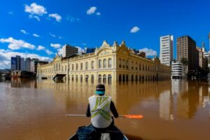 106870348-brasil-porto-alegre-rs-as-chuvas-fortes-que-atingiram-o-estado-inundou-ruas-do-centro