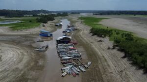 20out2023---lago-do-puraquequara-na-zona-leste-da-cidade-de-manaus-em-meio-a-seca-historia-na-regiao-norte-1698886762041_v2_900x506