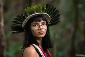 A ativista Txai Suruí pede a Conselho de Direitos Humanos
