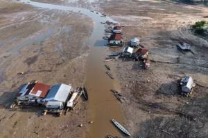 Casas flutuantes ficaram encalhadas no leito do Igarapé do Xidamirim