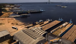 Em Manaus o transporte fluvial de conteineres e carretas para Belem, Santarem ou Porto Velho e realizado por barcacas
