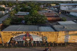 Mural de boas-vindas do bairro Parque das Tribos em Manaus