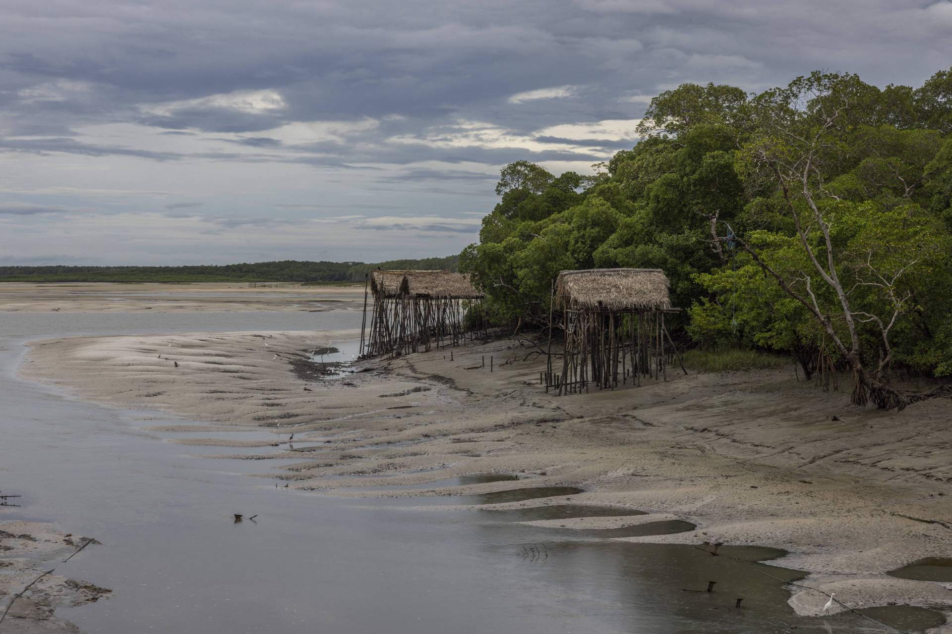 Ranchos utilizados por pescadores na comunidade Vila dos Pescadores