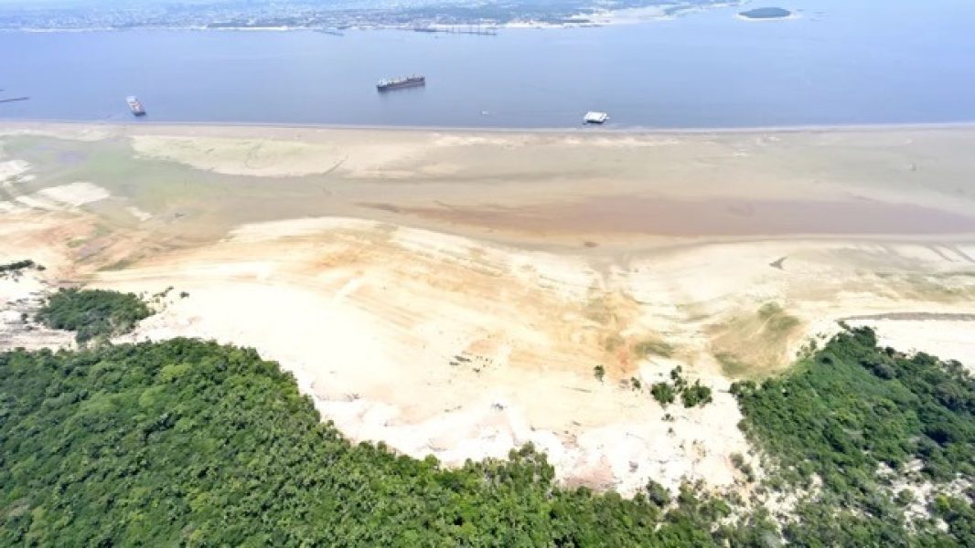 04-10-2023-sobrevoo-e-visita-a-comunidade-de-catalo-atingida-pela-estiagem-em-manaus_53234504960_o-e1716651447982-Media