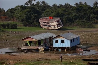 104438898-houseboats-and-a-stranded-boat-are-seen-on-the-rio-negro-in-the-cacau-pirera-district Grande