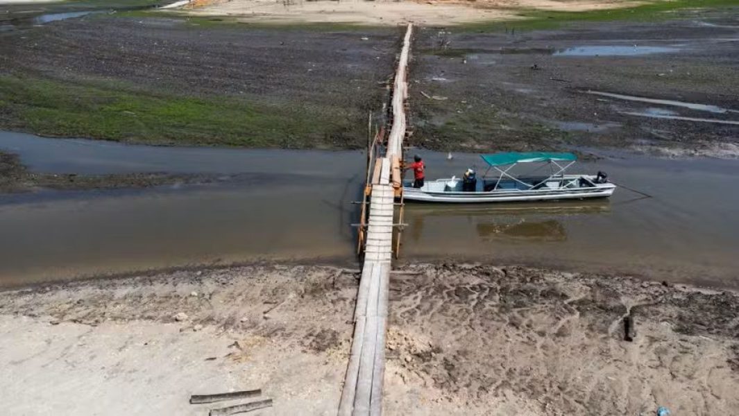 108608830-manaus-am-26-09-2024-meio-ambiente-seca-na-bacia-amazonica-regiao-do-rio-negro-