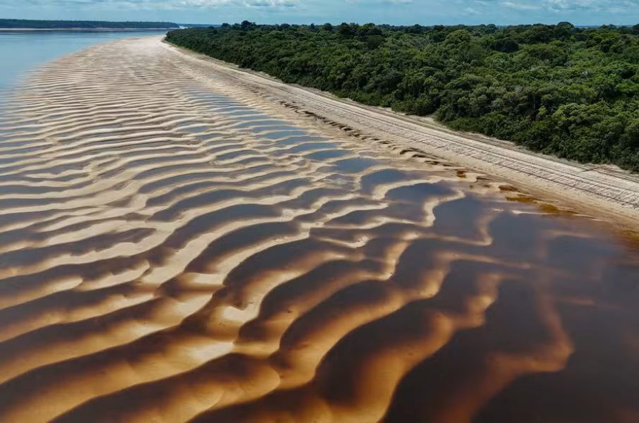 108676055-aerial-view-of-a-sandbank-on-the-bed-of-the-negro-river-in-the-anavilhanas-archipelago
