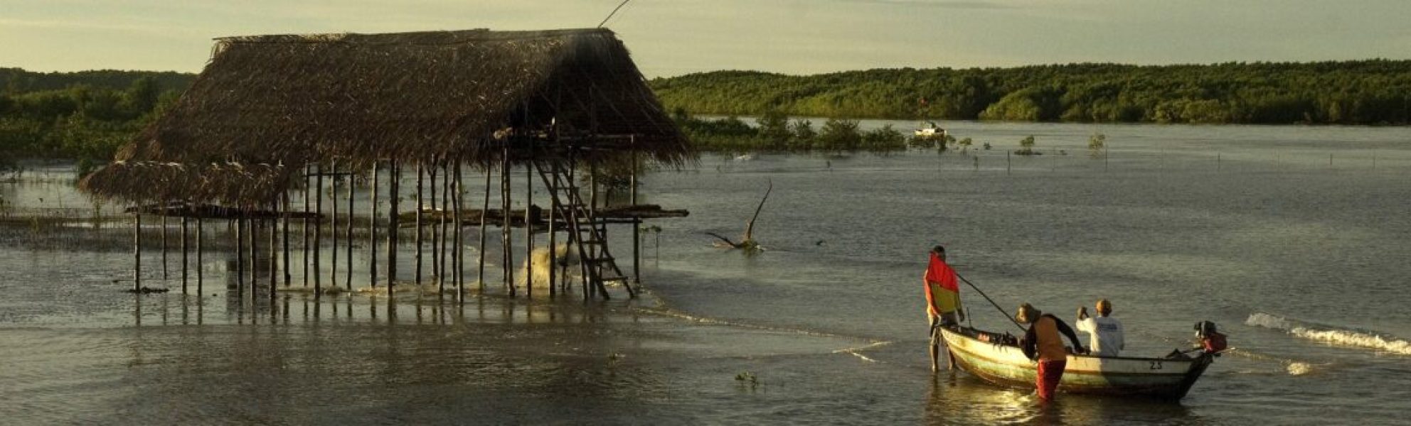 Brazilian fishermen arrive at their shelter after fishing on sand flats at the mouth of the Amazon River in Curuca, May 20, 2009. Fishermen capture species ranging from mullet, bass, piraiba and piramatuba catfish, sardines and yellow weakfish, among others, in the mixture of fresh and saltwater that characterizes the mouth of the world's largest river. Picture taken May 20. REUTERS/Paulo Santos (BRAZIL ENVIRONMENT SOCIETY)