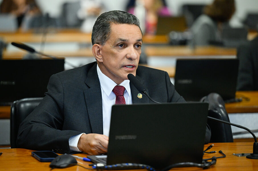 Comissão de Meio Ambiente (CMA) realiza reunião para discutir acerca do Projeto de Lei 62/2019, que dispõe sobre a posse responsável de animais de estimação nos casos de dissolução de união estável e do vínculo conjugal dos donos. Também está na pauta a Política Nacional de Transformação Digital na Agricultura e mais quinze itens. 

Bancada:
senador Mecias de Jesus (Republicanos-RR) - em pronunciamento.

Foto: Andressa Anholete/Agência Senado