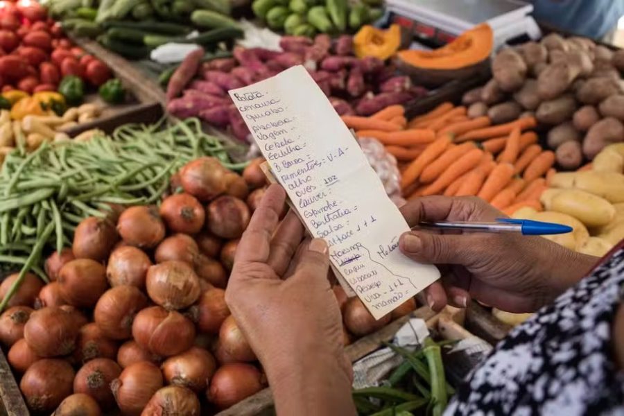98805709-ec-rio-de-janeiro-rj-26-04-2022-alta-dos-precos-das-frutas-e-verduras-nas-feiras-livres
