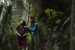 A extrativista de castanha-do-brasil Raimunda Rodrigues e a chef Bel Coelho Média