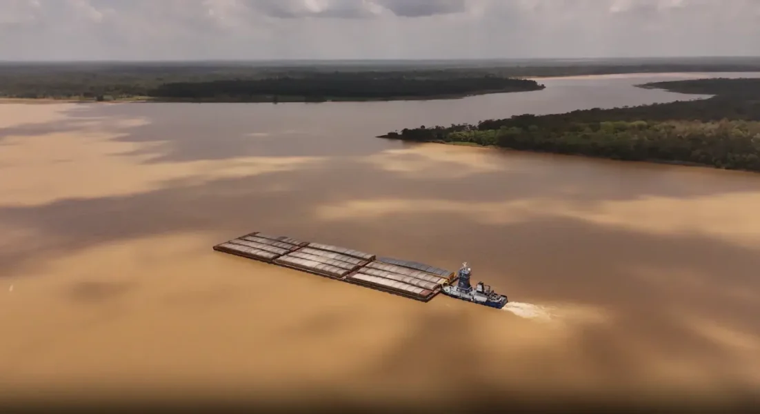 Barcaca transportando soja pelo rio Madeira