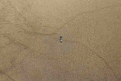 Caminhonete percorre o leito seco do lago do Pacoval