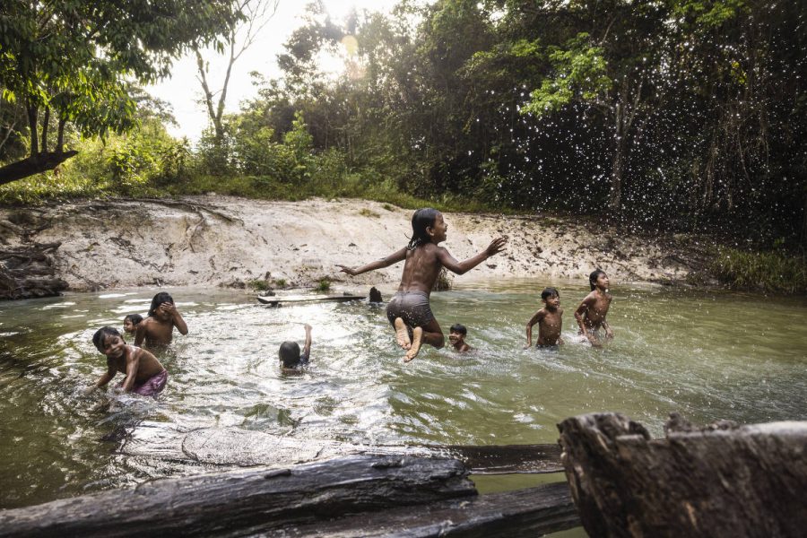 Crianças indígenas da aldeia Sawre Muybu terra Munduruku brincam em igarape na cidade de Trairao no Pará