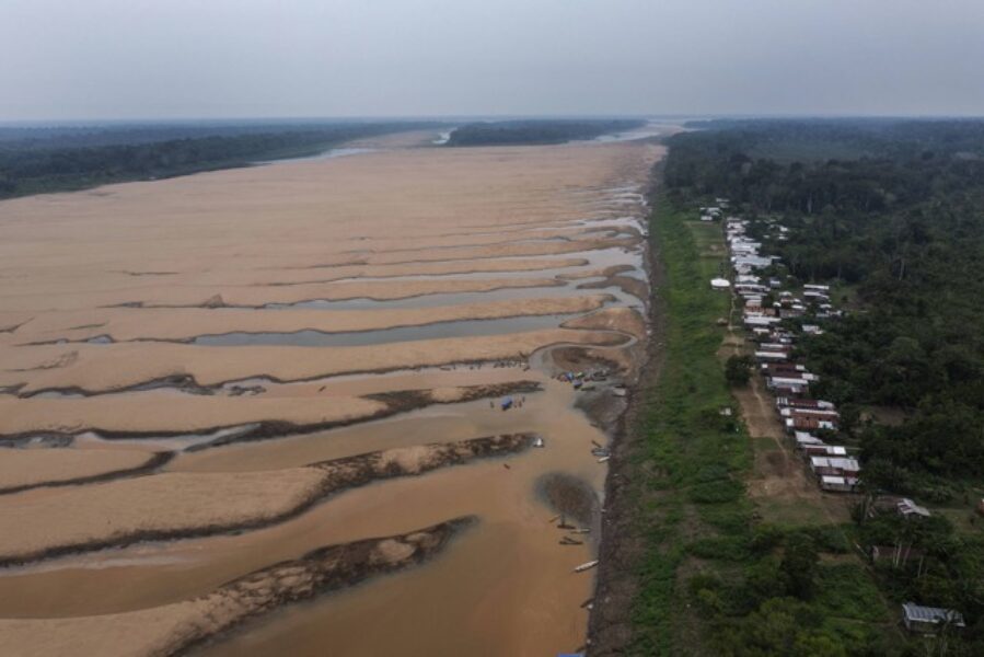 Leito seco do rio Solimões próximo a comunidade indígena Porto Praia Média