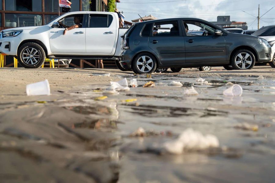 Lixo-de-descartaveis-e-carros-na-praia-do-Atalaia-Creditos-Matheus-Melo