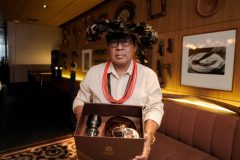 Rafael Mopimop Suruí exibe café premiado cultivado por ele Média