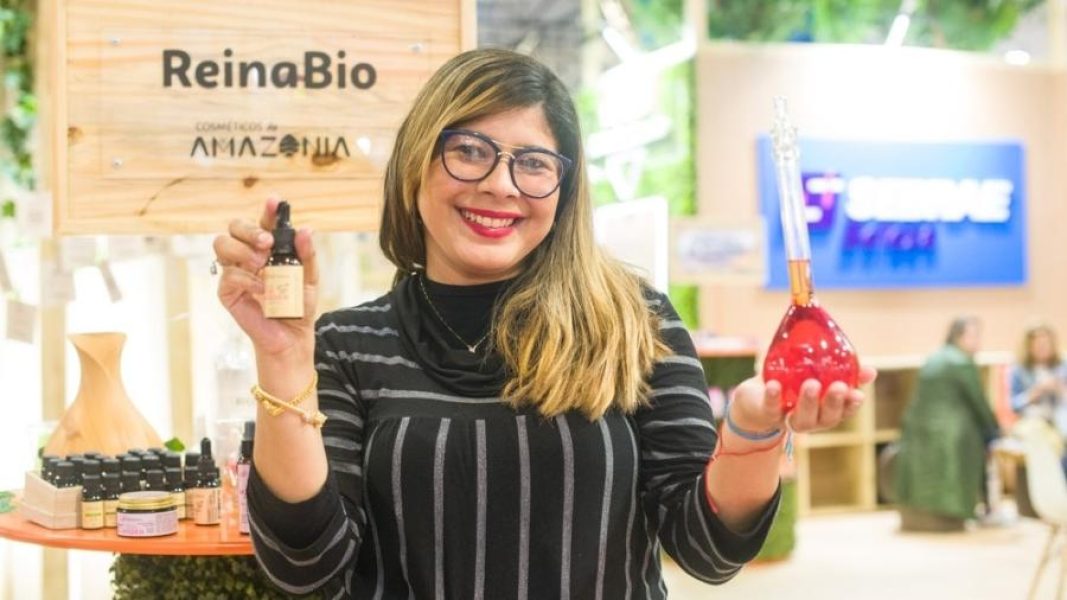 ana-araujo-da-by-essence-na-feira-hair-brasil-1712177741864_v2_900x506