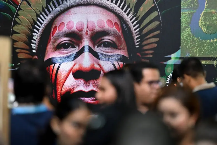 isitantes passeiam pelo corredor da Green Zone