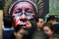 isitantes passeiam pelo corredor da Green Zone